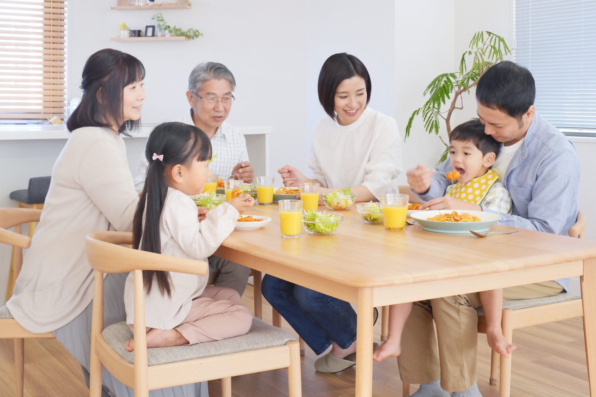 ダイニングテーブルのちょうどいいサイズって？